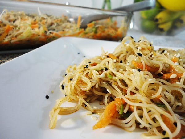 Salada de macarrão oriental